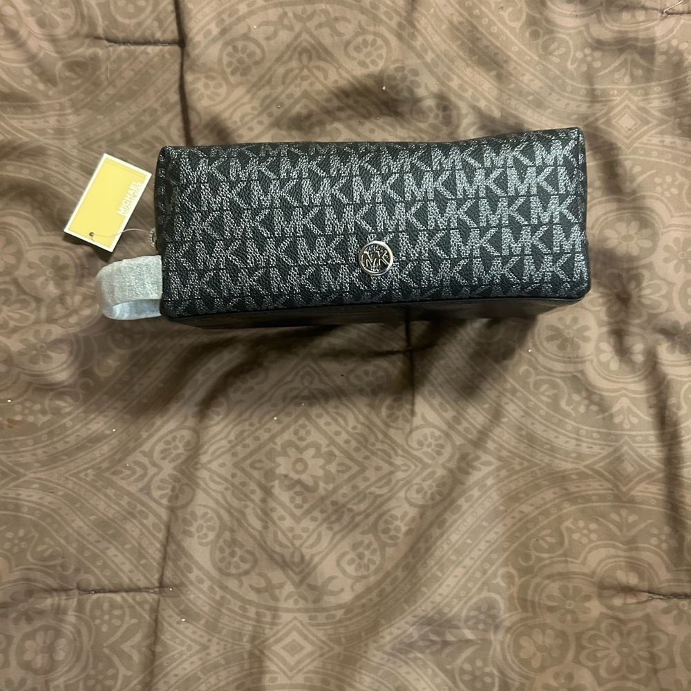 Michael Kors mid travel case - Picture 2 of 8